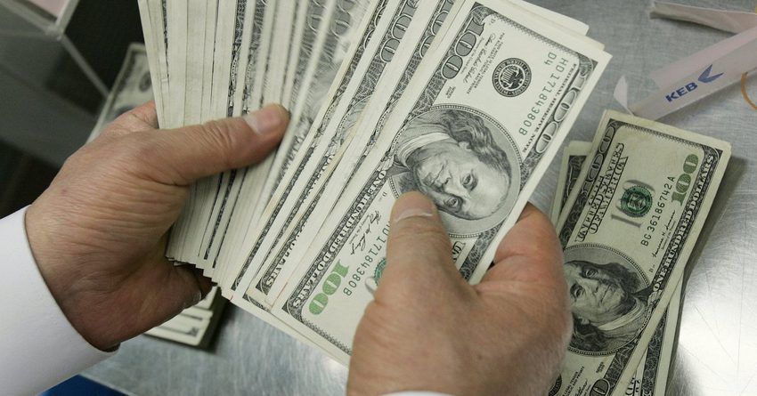 В Казахстане за год интерес к доллару упал на 40%