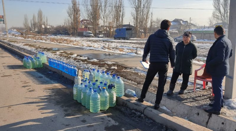 Мэрия Бишкека борется со стихийной торговлей ГСМ