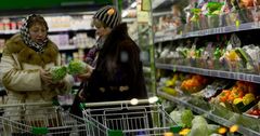 О нехватке средств на еду и одежду заявили более 40% россиян