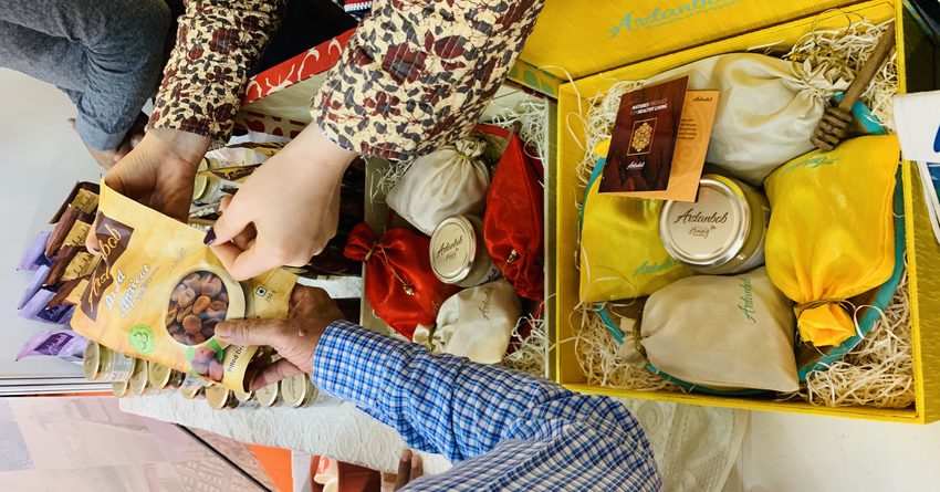 Кыргызстан представил мед и сухофрукты на выставке в Индии