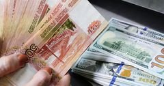Центробанк: Рубль слабеет к доллару