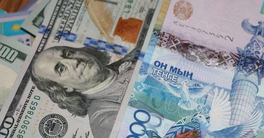 В Казахстане вырос спрос на доллары и рубли