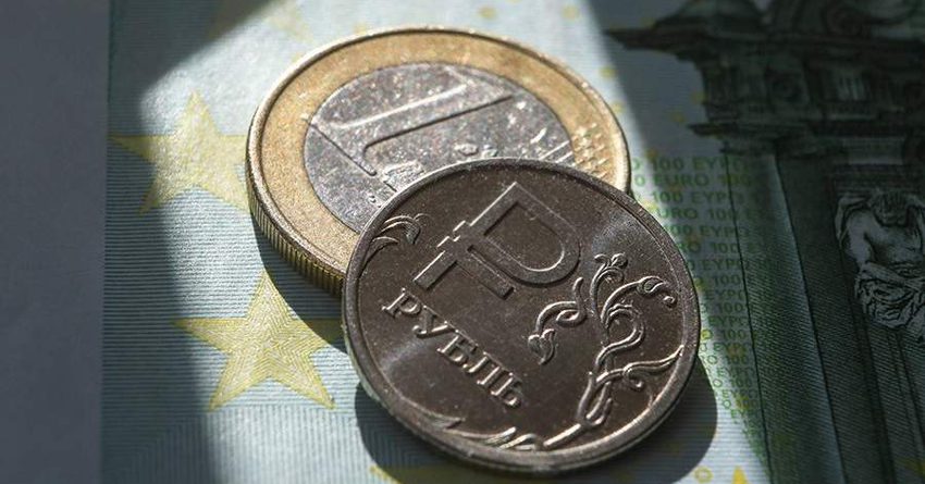Сом ослаб к рублю и евро. Курс Нацбанка