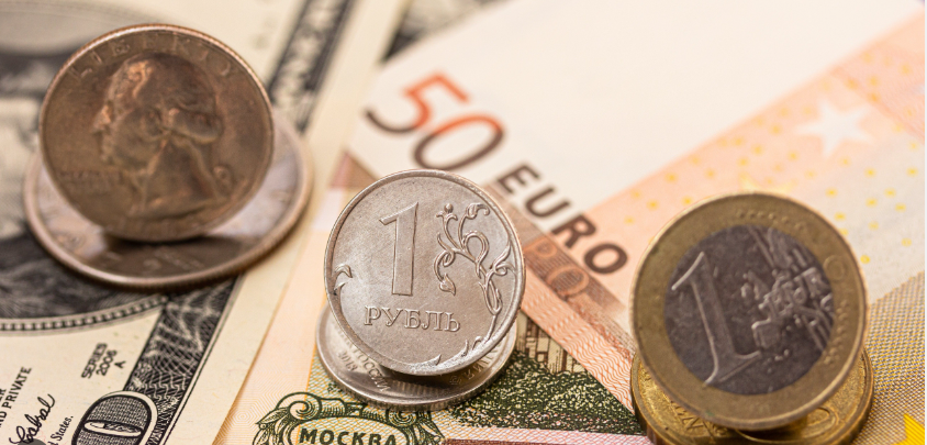 Рубль ослаб к доллару США и евро. Курс Центробанка