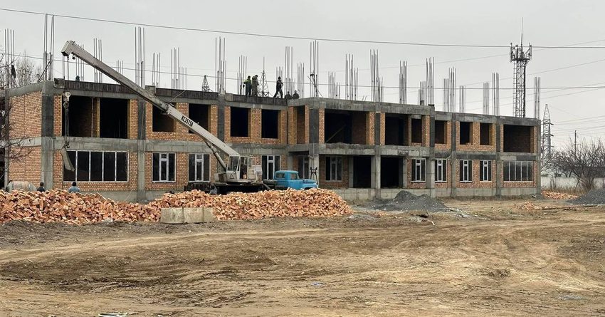 Министр энергетики посмотрел, как строят здание Баткенского ПЭС
