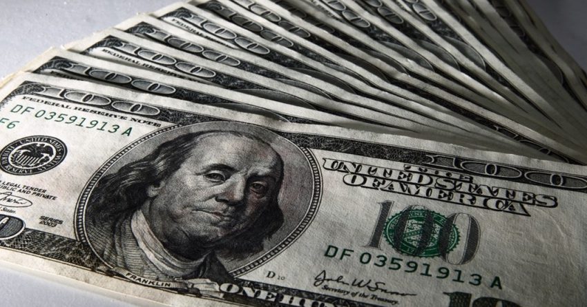 Комбанки купили на межбанковских торгах валюты почти на $4 млн