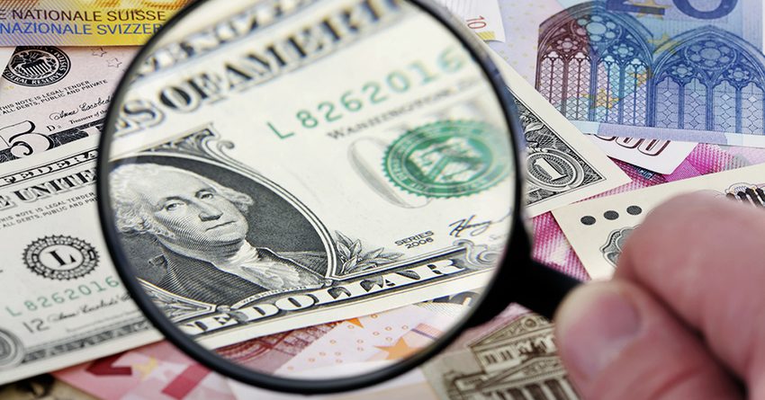 Сом укрепился к рублю и доллару США и просел к евро