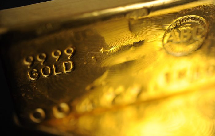 Цена унции золотых мерных слитков НБ КР снижается второй день подряд