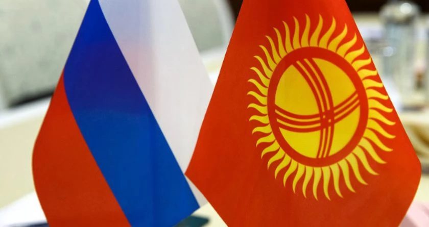 Кыргызстанцам в России дали время встать на миграционный учет