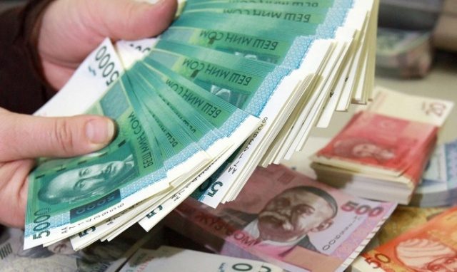 В Кыргызстане в июле номинальная зарплата снизилась на 10%