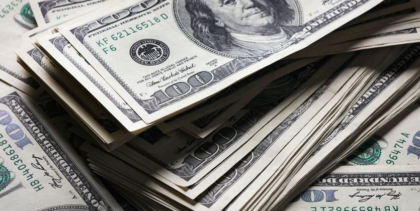 Межбанковские торги закрылись снижением курса доллара США