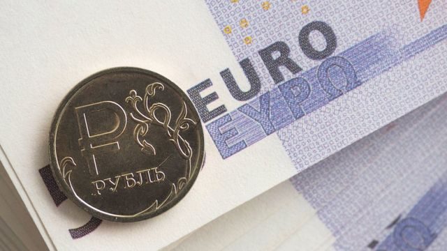 Евро продолжает дешеветь к рублю. Курс Центробанка РФ
