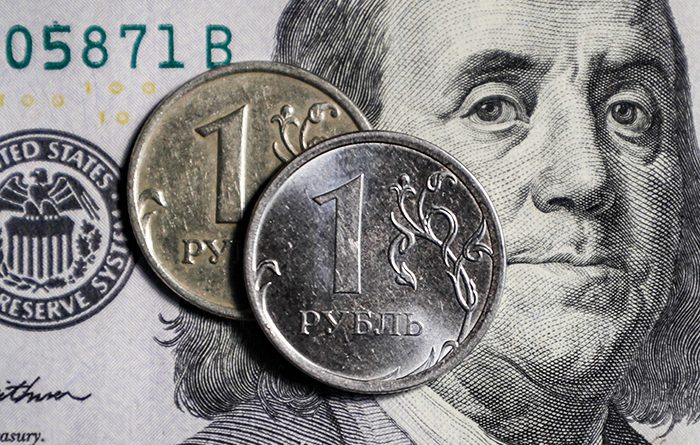 Рубль просел к доллару и евро. Курс Центробанка