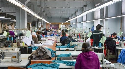 Количество работников швейных цехов в КР сократилось на 44%