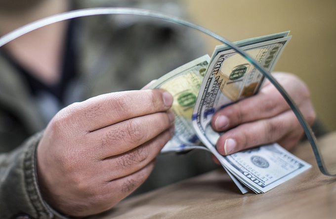 Кыргызстанцы стали меньше отправлять денег за границу