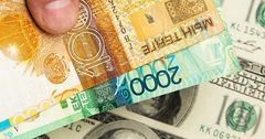 В Казахстане покупка доллара сократилась за год почти на 40%