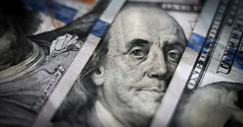 Доллар второй день подряд дешевеет на межбанковских торгах