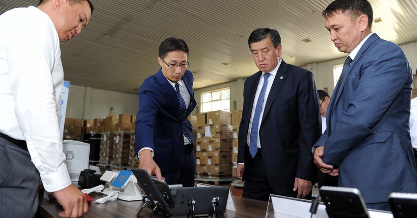 Премьер-министр КР осмотрел оборудование для информационных киосков «Таза коом»