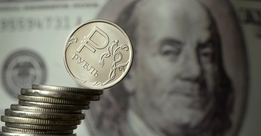 Доллар и евро значительно укрепились к рублю. Курс Центробанка РФ