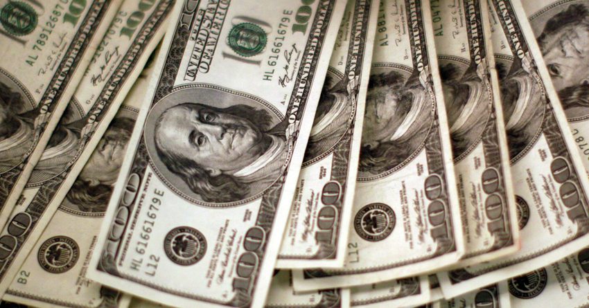 Официальный курс доллара впервые с мая в КР поднялся выше 83 сомов