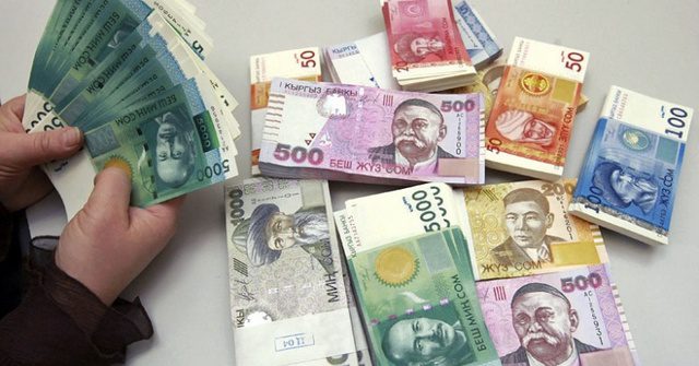 Банки Кыргызстана 4 месяца подряд сокращают объем выдачи сомовых кредитов