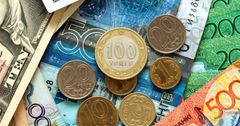 В обменках Казахстана курс доллара вырос до 432 тенге