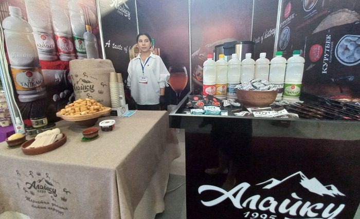 Для делегации из ОАЭ проходит выставка кыргызстанской продукции
