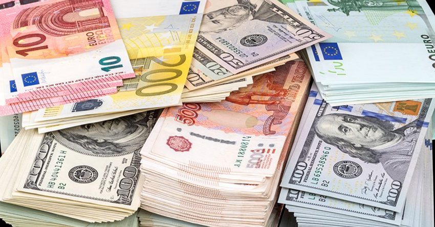 Доллар и евро продолжают дешеветь к рублю. Курс Центробанка РФ