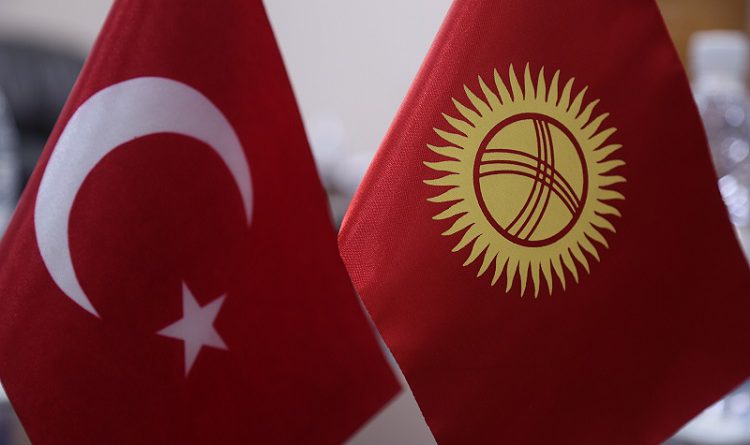 Члены Кыргызско-Турецкого форума передали гумпомощь больнице