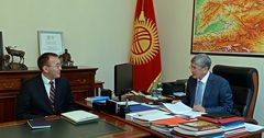 Атамбаев обсудил с председателем НБКР ситуацию на валютном рынке