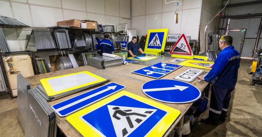 В Ошской области запустили второй в КР цех по производству дорожных знаков