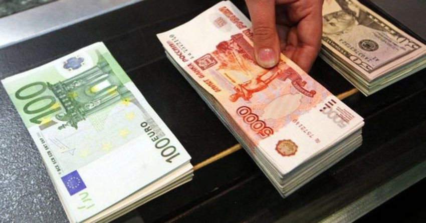 Рубль укрепился к доллару и просел к евро. Курс Центробанка РФ