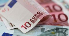 Евро в РФ приблизился к 84 рублям, а доллар превысил 76 рублей