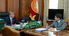 Атамбаев поручил правительству пересмотреть тарифы страховых взносов в Соцфонд 