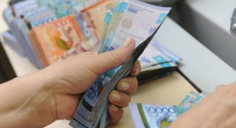 Более половины всех отправленных казахстанцами денег уходит в РФ и Узбекистан