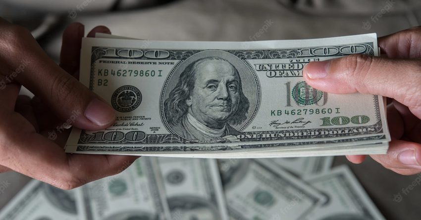Доллар продолжает укрепляться к рублю. Курс Центробанка РФ