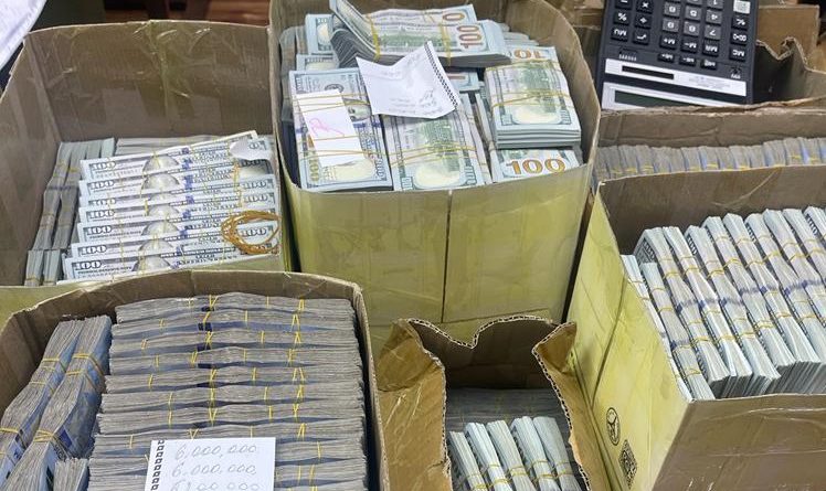 В кабинете бизнесмена Журата Абдуллаева нашли 822 млн сомов