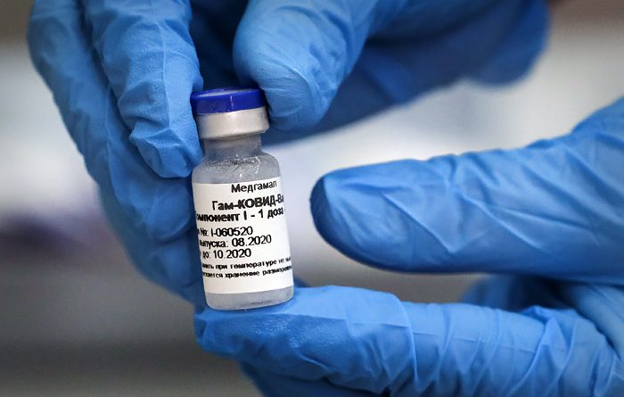 Социалдык кызматкерлер жана дарыгерлер жаш курагына карабастан «Спутник V» вакцинасы менен эмдөөдөн өтүшөт