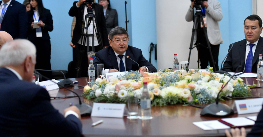 Жапаров встретился с президентом Армении и главами правительств ЕАЭС