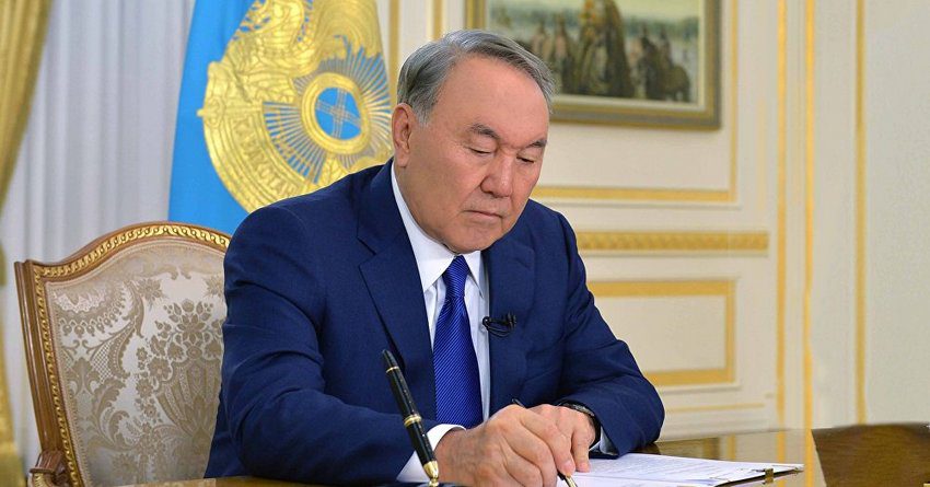 Глава Казахстана ратифицировал закон о выделении Кыргызстану помощи в $100 млн