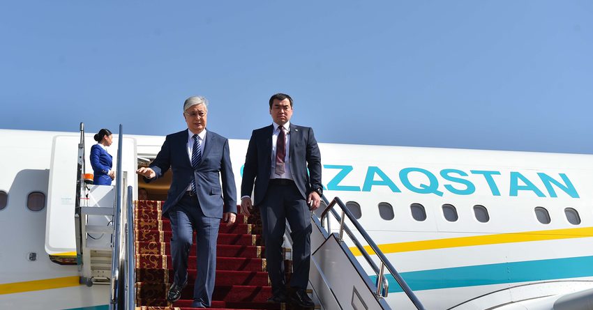 Президент Казахстана Касым-Жомарт Токаев прибыл в Бишкек