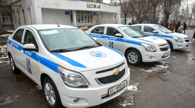 Еще три бишкекские поликлиники получили автомобили от мэрии