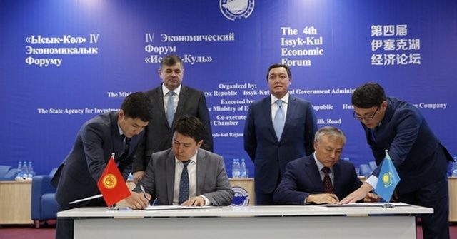 Казахстан направил КР первый транш из помощи в $100 млн