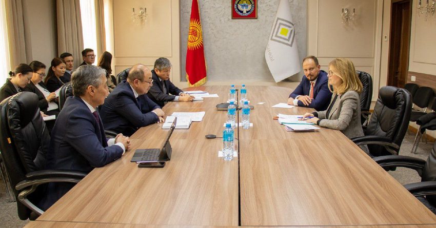 Глава Нацбанка и министр финансов встретились с Ротшильдами