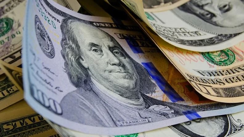 За неделю доллар США на валютных торгах подешевел на 1.76%