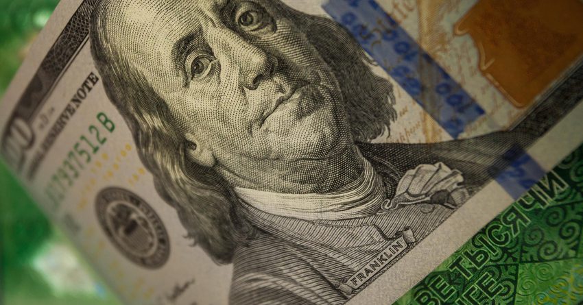 Кыргызстандын доллар валютасындагы карызы эки эсе азаят. Себеби эмне?