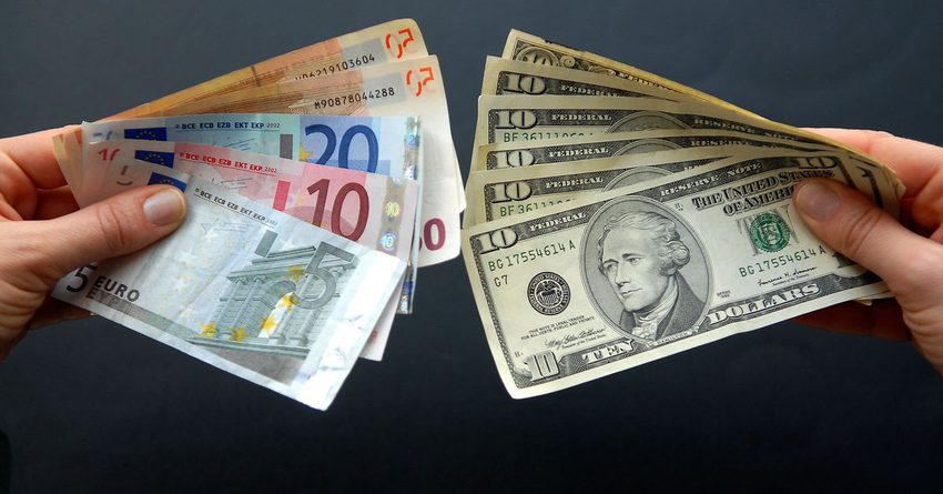 Сом продолжает слабеть к доллару США и евро. Курс НБ КР