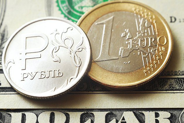 Сом ослаб к евро и рублю. Курсы валют НБ КР