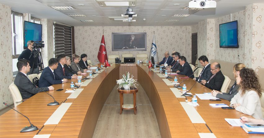 Кыргызстан и Турция обсудили вопросы назначения и перевода пенсий