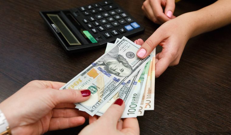 Доллар падает, рубль растет. Обменки и комбанки Кыргызстана обновили курс валют